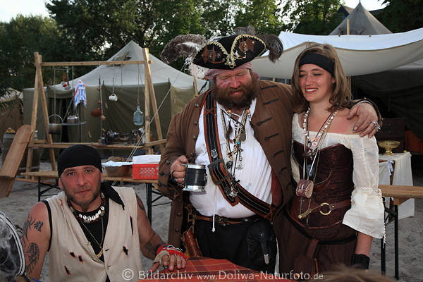 Piraten M�nner Portr�t mit h�bscher Piratin im Zeltlager