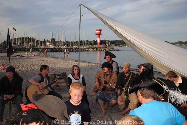 Piraten-Zelt Lagerromantik am Meer Eckernfrde Lieder singen am Strand Leuchtturm