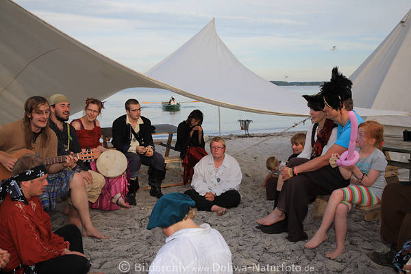 PiratenZelt am Meerufer Lieder singen Boot in Wasser Eckernf�rde