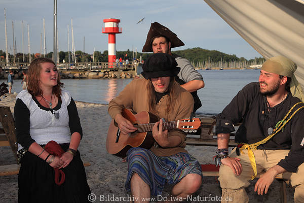 Piraten songs Gitarre singen Strandzelt Eckernfrde Wasser Leuchtturm
