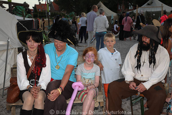 Piraten bunte Kleider im Zeltlager am Strand Eckernf�rde