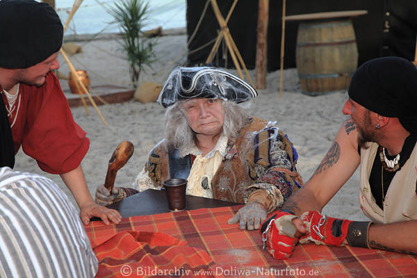 Ein�ugige Piratin Portr�t in Bunttracht