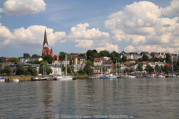 Flensburger Frde Ostufer Landschaft Panorama mit Kirche Jrgensby Huser Jachten in Wasser