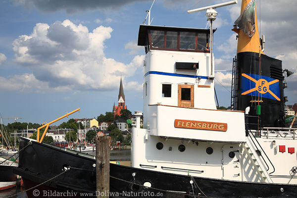 MS FLENSBURG Schlepper Schiff in Heimathafen Flensborg vor Kirche St. Jrgen unter Schnwolke