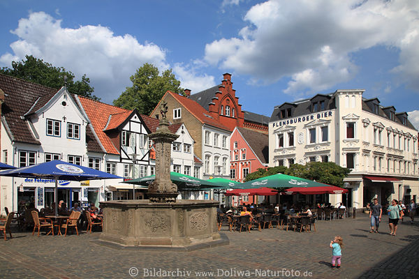 Flensburg Altstadt Nordermarkt Neptunbrunnen Caf Besucher Kind Marktplatz