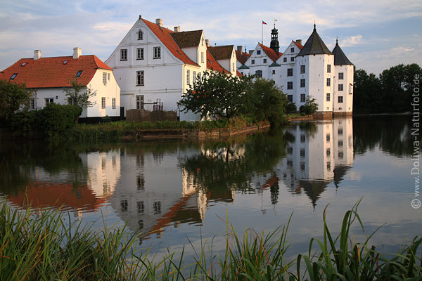 Schloss Glcksburg Panorama Foto Spiegelung in Wasser Landschaft Angeln Schlopark
