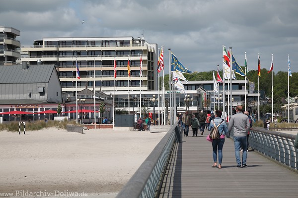 Ostsee Hand in Hand Urlaub Spaziergang am Meer Strandsteg Paare Seebrcke Grmitz Foto 230891