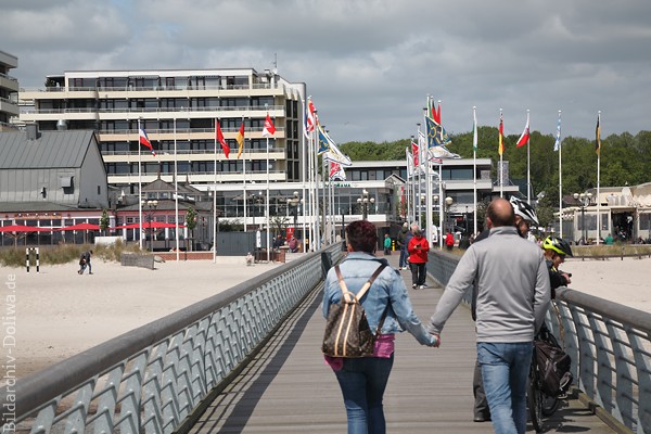 Strandsteg Grmitz Spaziergang Hnde haltend Foto Ostseebrcke Paar Meeruferbild 230890
