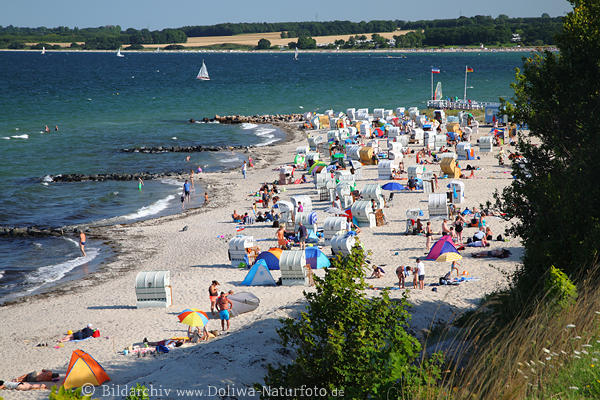 Ostseestrand Hohwacht Meerkste Urlauber Zelte Krbe am Wasser