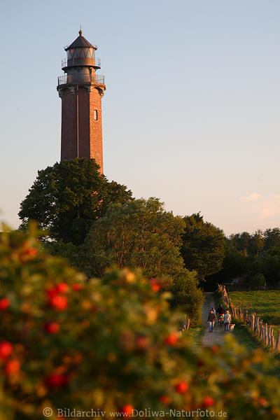 Leuchtturm Neuland ber Kstenlandschaft Behrensdorf Strandweg Spaziergnger in Abendlicht