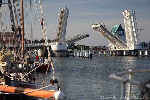 Brckenffnung in Kappeln ber Schlei 4 hochgeklappte Fahrbahnen ffnen