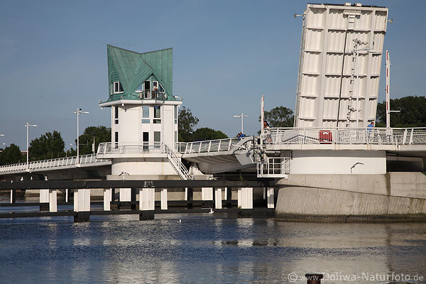 Kappeln neue Klappbrcke ber Schlei Steuerhuschen hochgeklappte Fahrbahn