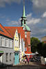 1401232_Nikolaikirche Bild Glockenturm über Marktplatz Gasse Kappeln Besucher Alstadtidylle Foto
