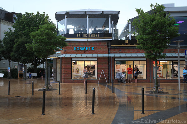 Timmendorfer Strand Fussg�ngerzone Regen Stra�englanz am Restaurant Nautic Garden