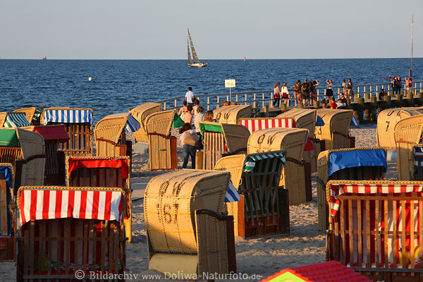 Meerstrand Travem�nde Ostsee Korbpanorama Sandstrand Wasser Segelboot Horizont Blick