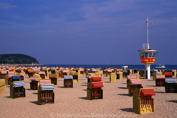 Ostseestrand Travem�nde bunte K�rbe in Sand Meerk�ste Landschaft Panorama