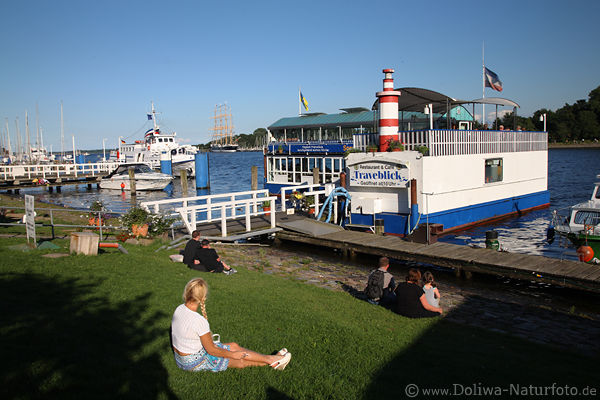 Traveblick Ostsee Flussufer Café Urlauber-Restaurant Schiff-Wohnboot Travemünde Wasserfoto