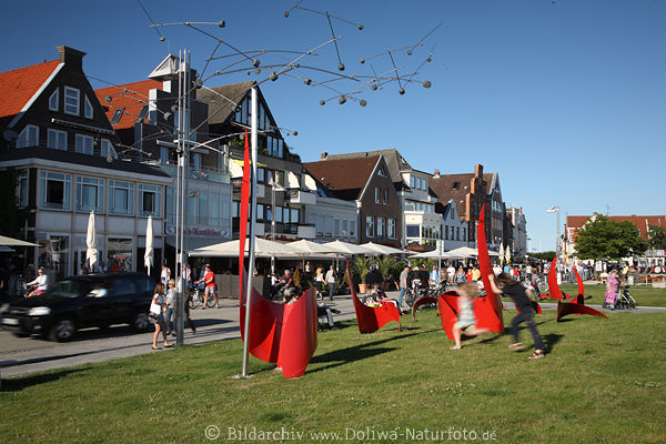 Travem�nde Promenade Vorderreihe Gr�nwiese Spielplatz Foto H�user Panorama Landschaft am Hafen