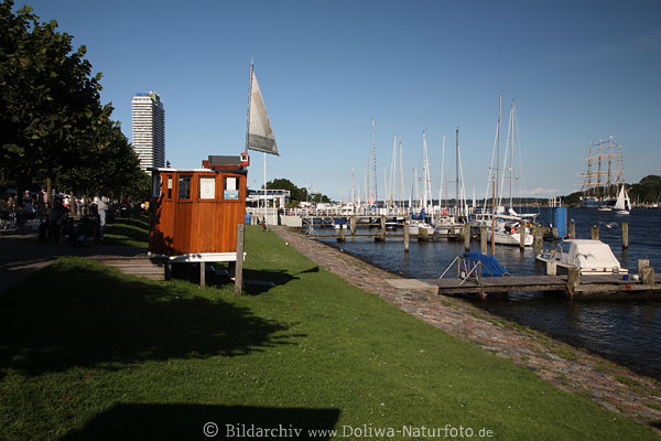 Kaiserbr�cke Boote in Wasser Fjord-Landschaft Trave-Ufer Promenade