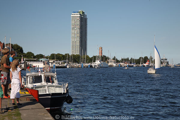 Travem�nde Wasserbucht Landschaft Hafen Touristen Jacht Schiffe Hochhaus runder Leuchtturm