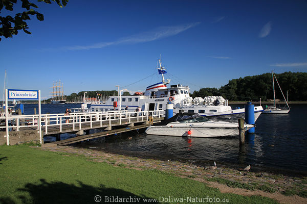 Prinzenbrcke Trave Wasserlandschaft Jacht Schiff Sven Johannsen Boot Landungsbrcke Ostseebad Travemnde Fjord Wasserufer