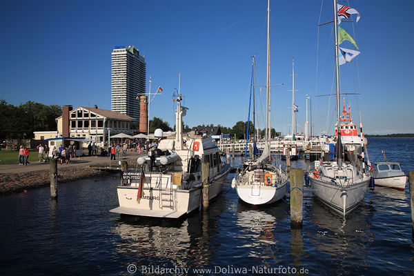 Travem�nde Marina Yachthafen Boote �berseebr�cke Wasser Landschaft am Leuchtturm Strandhotel