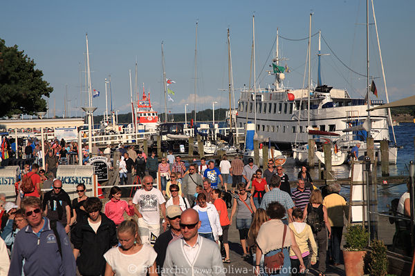 MS Marittima Ostseet�rn Besucher Menschenmenge Foto 1204684. Travem�nde Schifffahrt Touristen Bild