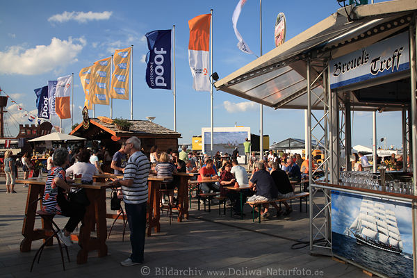 Strandpromenade BreuelsTreff Travemnderwoche Ostsee Segelevent Speis & Trank Tische unter Mastfahnen