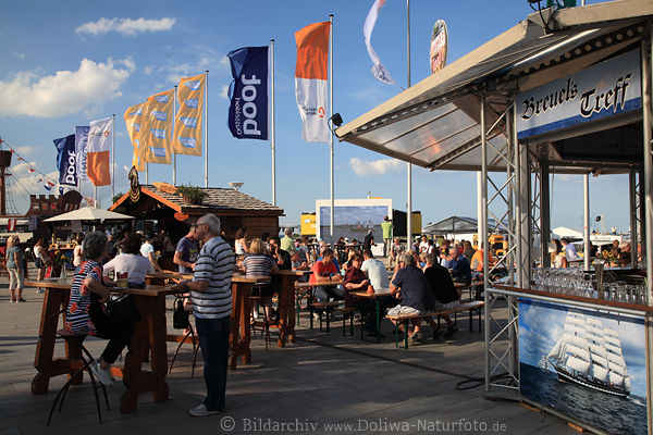 Strandpromenade Breuel�sTreff Travem�nderwoche Ostsee Segelevent Speis & Trank Tische unter Mastfahnen