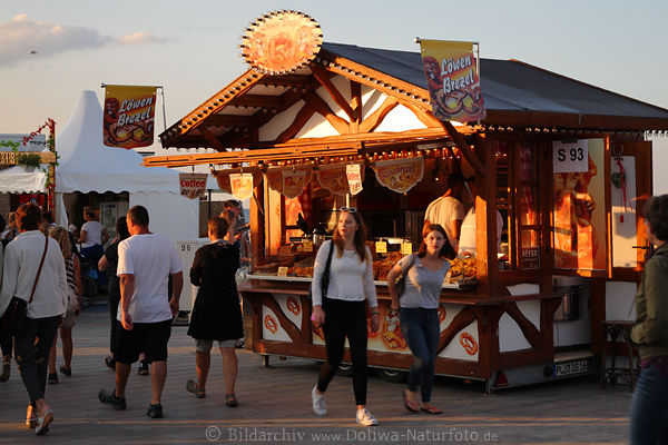Brezelh�tte Promenade-Stand Travem�nderwoche Foto Ostsee Hafenfest Passanten