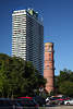Alter Leuchtturm Travem�nde neben Strandhotel-Hochhaus