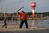 Piraten-Schwertkampf auf Sandstrand Eckernförde vor Leuchtturm Ostseeküste