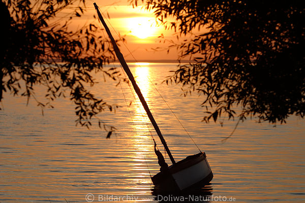 Boot im Seewasser Romantik-Sonnenuntergang Landschaftsbild Leinwanddruck