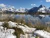 Alpensee in Schnee Ufergrser Berggipfel Zillertal Hochgebirge romantische Naturbild Winterfoto