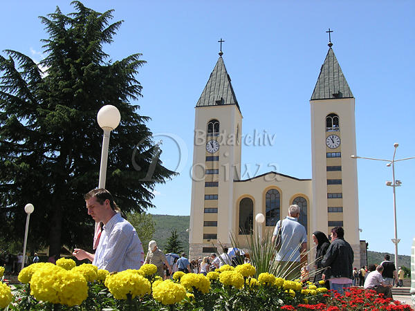 Medjugorie Pilger Gebetsort im Freien vor Wallfahrtskirche Doppelturm