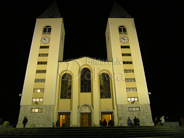Medjugorie Pilgerhaus nachts doppeltrmige Wallfahrtskirche