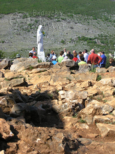 Medjugorie Pilger am Marienerscheinungsort felsige Landschaft Bosnien-Herzegowina