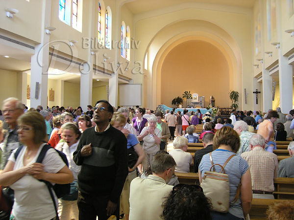 Medjugorie Pilgerkirche Innen internationale Besucher