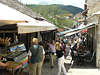 Bd0085_ Mostar enge Gasse Foto mit Touristen in Cafés, Kneipen Eistheken dicht an Hausmauern
