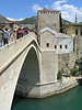 Bd0099_ Mostar Foto: berühmte Brücke mit Bogen über  Neretva grünes Flusswasser