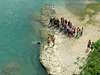 Bd0101_ Zuschauer-Spalier Foto erwartet am Ufer den mutigen Brckenspringer im Neretva Grnwasser aus Mostar
