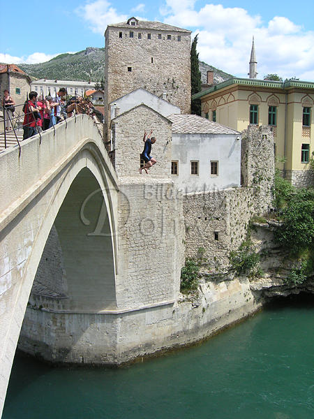 Mostar Neretva-Brcke Mann Sprung in dieTiefe grnes Flusswasser