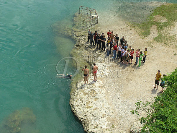 Zuschauer-Spalier am Ufer bei Brckenspringer im Neretva Grnwasser