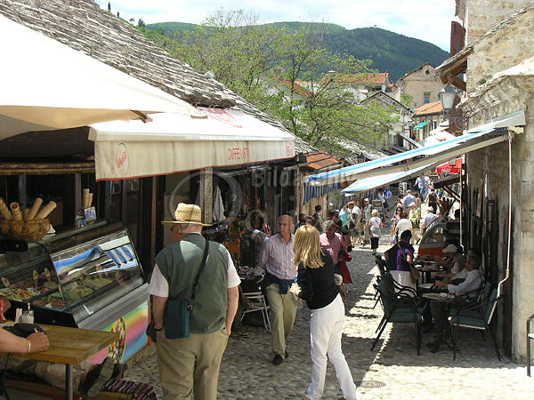 Mostar enge Gasse Touristen Caf Kneipen Eistheke dichte Mauer