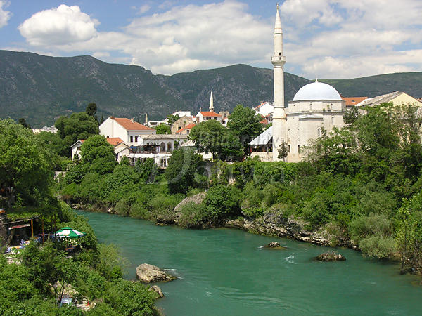 Mostar am Fluss Neretva in Berglandschaft Dalmatien Moschee grn Wasser-Ufer