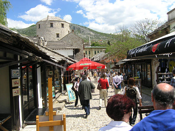 Mostar Rundgebude historische lebendige Stadtghasse Touristen Kneipen Lden 