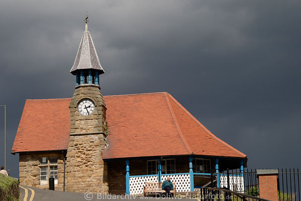 Cullercoats Haus am Meer Turm Uhr Bank dsender Mann an Nordsee-Promenade