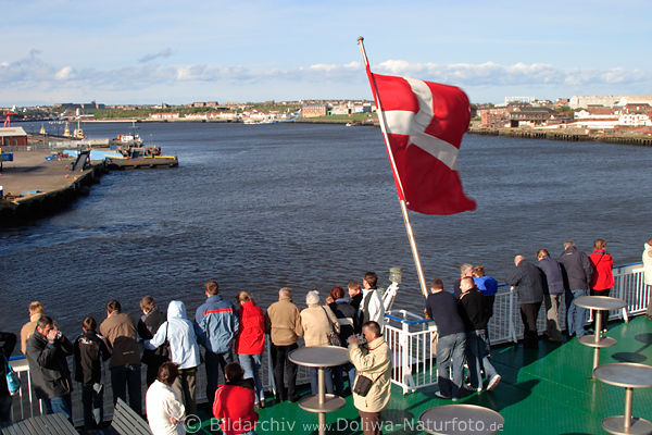 Fhre Oberdeck Passagiere in Hafenbucht Tyne-Fluss South Shields Blick vom Schiff