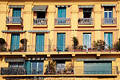 Nizza Fassade gelbes Haus Balkone Fenster Jalousien Bild in Côte d’Azur Südsonne