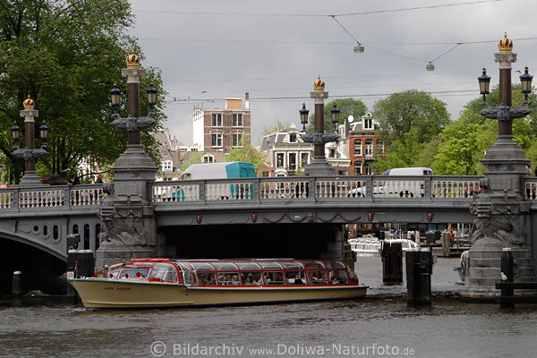 Boot Jan Steen unter Blauwbrug Brcke Grachttour in Amsterdam Landschaft